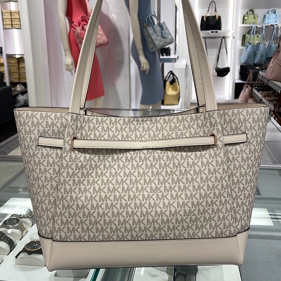 MICHAEL KORS
Reed Large Logo Shoulder Tote Bag
Light Cream Multi 
35S3G6RT3B NWT - Picture 10 of 16